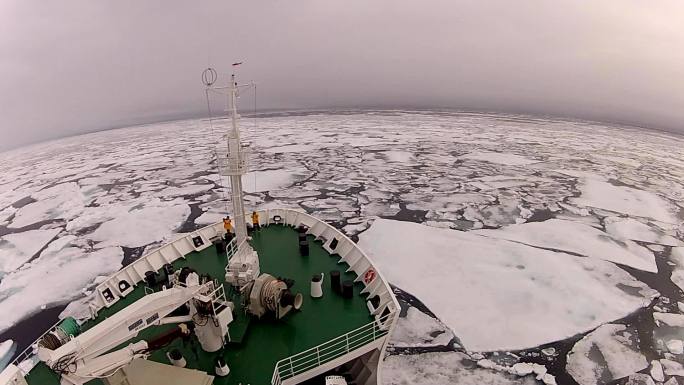 在北极的冰上旅行破冰船科考冰川冰块