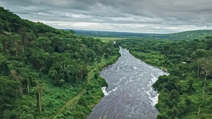 卢卡拉河鸟瞰图山顶风景河流奔流青山绿水