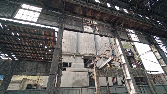 一座旧工厂的废墟。