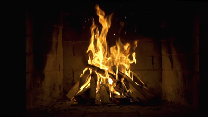 温暖的壁炉，火焰缓慢燃烧。