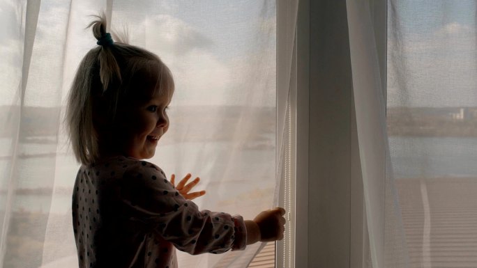 站在窗口的小女孩小孩子国外女儿外国孙女
