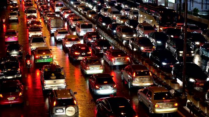 泰国曼谷雨夜交通拥堵