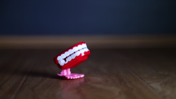 牙齿玩具蹦蹦跳跳。