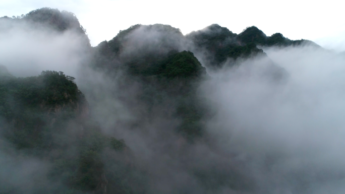 穿云破雾河流山峰