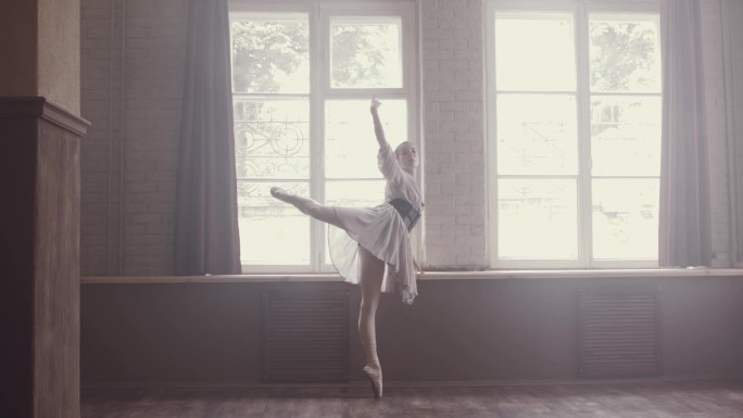 芭蕾舞女演员在训练室进行热身。