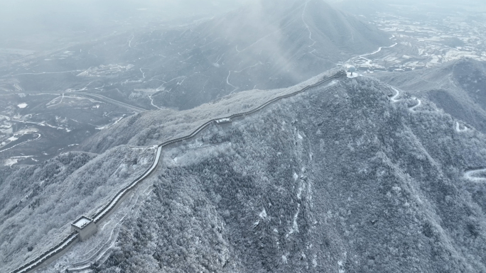 【4K】航拍大山下雪雪景云雾缭绕乌云密布