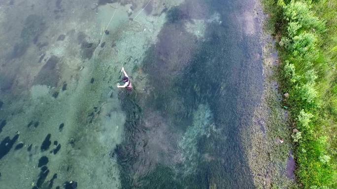 空中无人机拍摄的飞钓人抛钓一条大鳟鱼