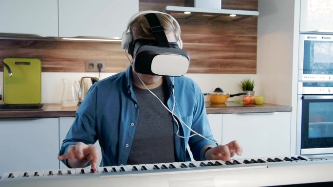 头戴VR眼镜的钢琴家