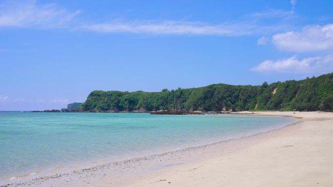 位于冲绳岛东部的一个美丽的天然海滩