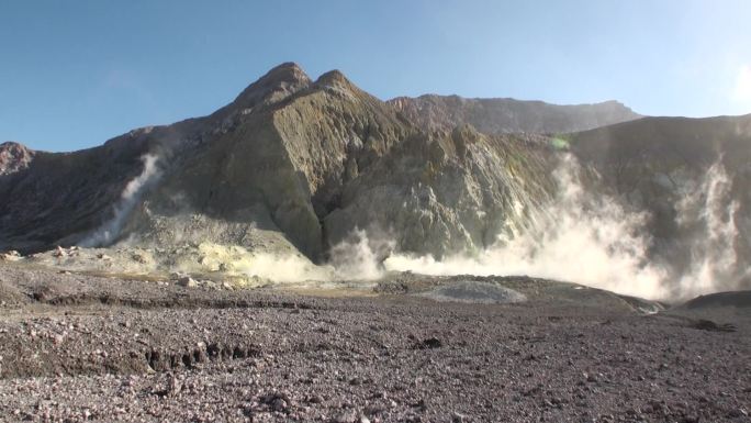 新西兰怀特岛山区的间歇泉温泉。