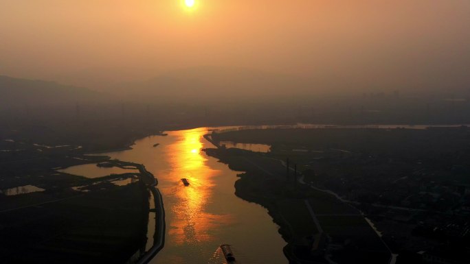 原创运河夕阳江面日落航拍风景河道货运船