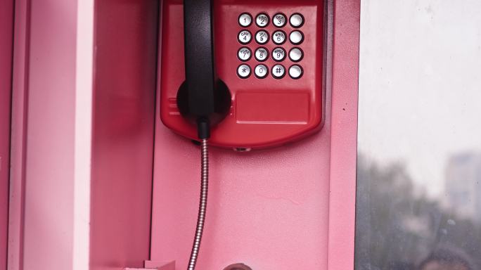 老式粉色电话亭