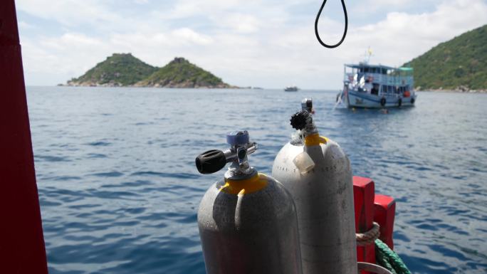 氧气罐和潜水设备放置在度假村船上