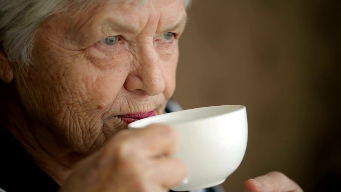 喝咖啡的老妇人国外外国老人老年人生活