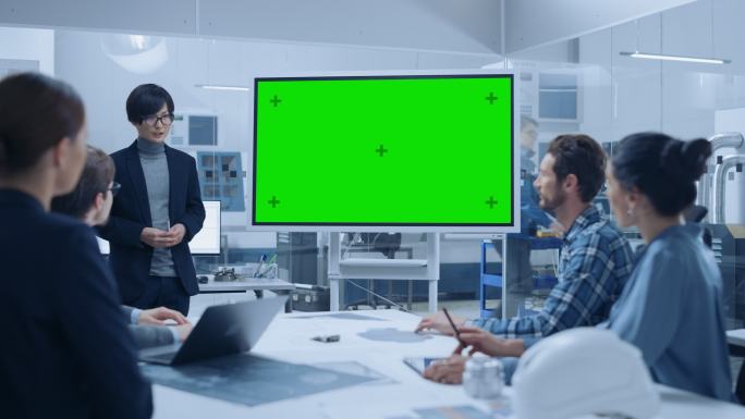 工程师使用交互式绿色模拟屏幕白板汇报工作