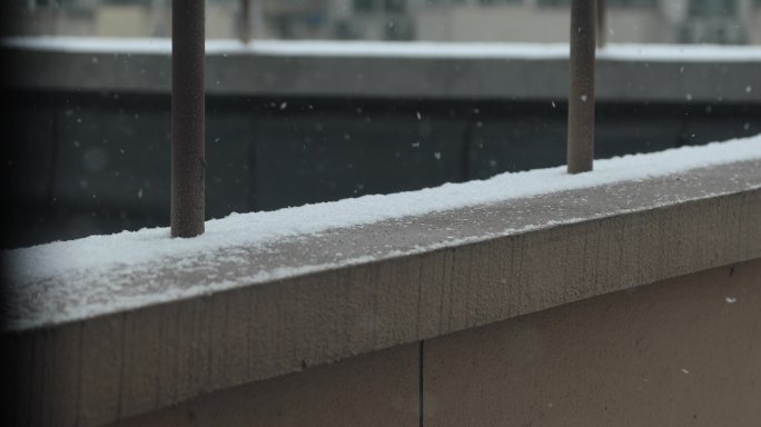 窗外寒冬写意雪景  铁栏杆下雪，屋檐积雪