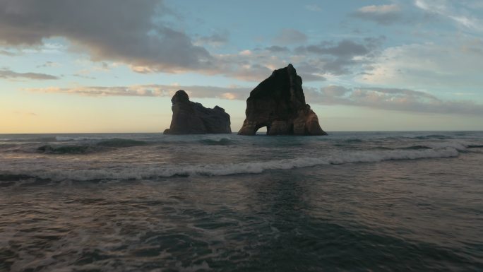 拱门岛海上岛屿新西兰黄金湾海上礁石