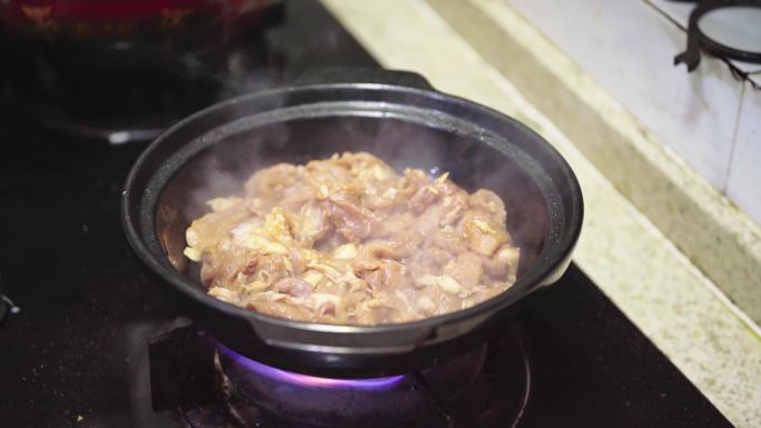 一位中国粤菜厨师在制作猪肉啫啫煲