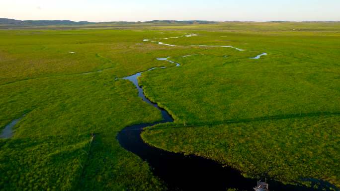 5.4k航拍夕阳下的草原及河流