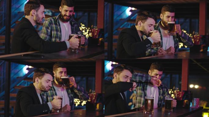 在酒吧喝酒的两个男人