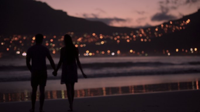 在海边散步的夫妇幸福约定情侣剪影恋人恋爱