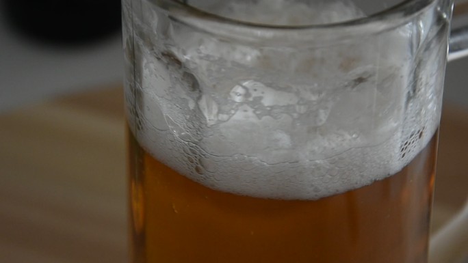 啤酒在玻璃杯里起泡