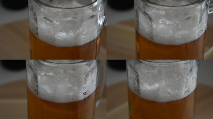 啤酒在玻璃杯里起泡
