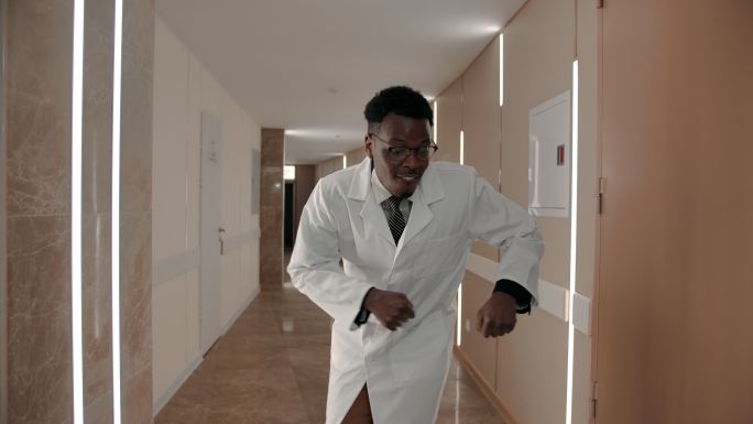 在走廊跳舞的医生搞怪疫情解封减压解压黑人