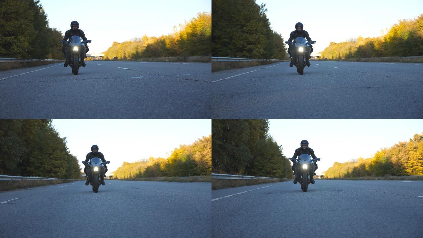 戴头盔的年轻人在高速公路上快速骑着摩托车
