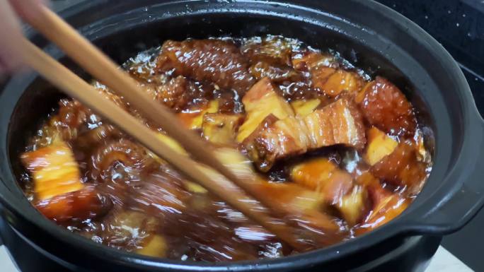 一位中国厨师在制作瓦煲糖醋扣肉