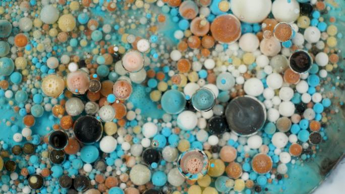 气泡中的彩色颜料河流石五彩石玩具时