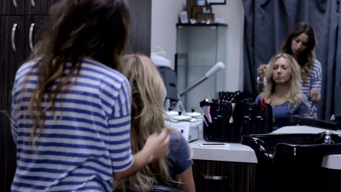 理发师与客户谈论理发店发型造型美容美发
