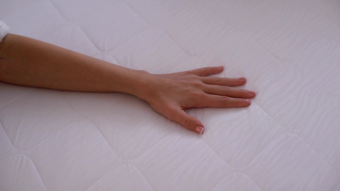 手触床垫，测试弹性和耐用性
