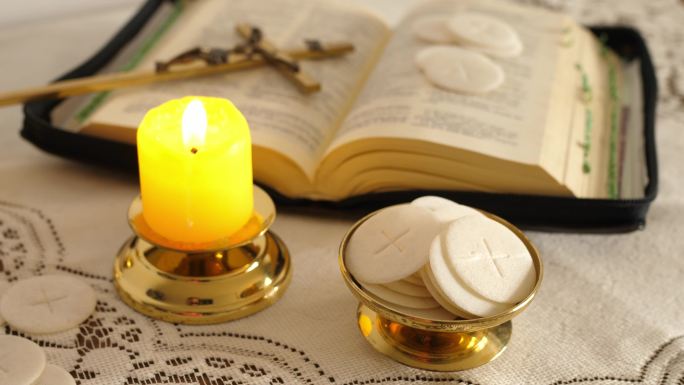 蜡烛和圣经十字架