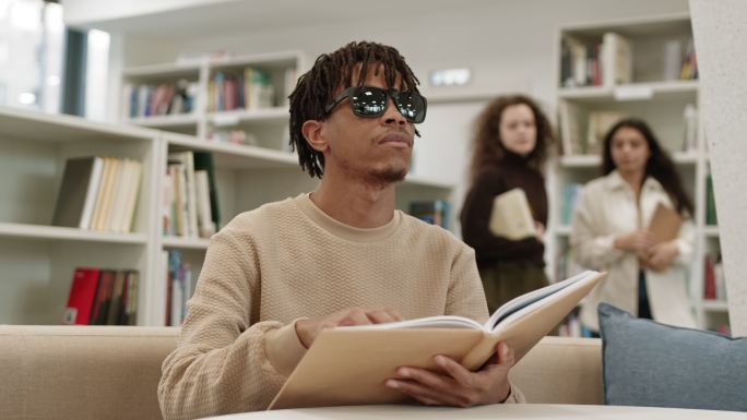 年轻盲人在图书馆读书