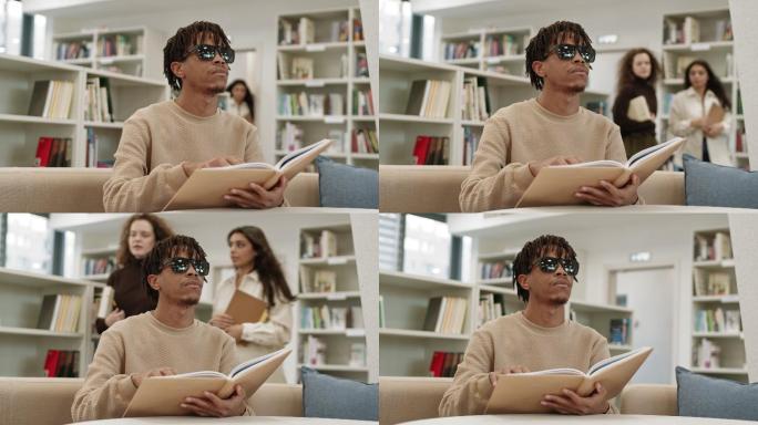 年轻盲人在图书馆读书
