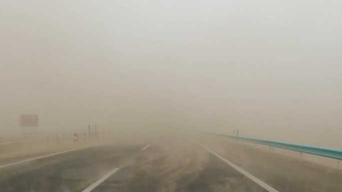 风沙 沙尘暴 汽车行驶在沙漠公路上