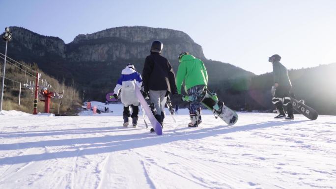 滑雪多人逆光中说笑友谊冬奥素材爬山