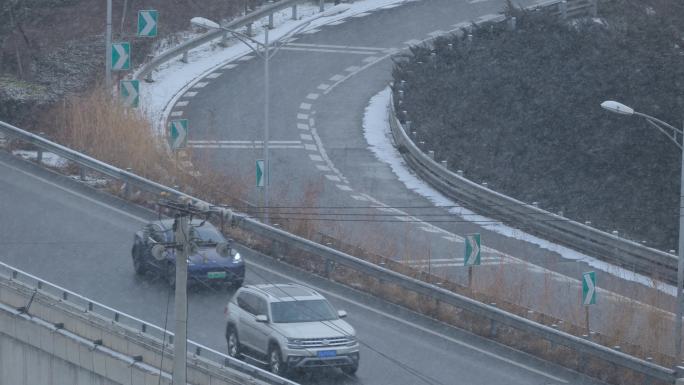 俯拍下雪中道路车流升格素材