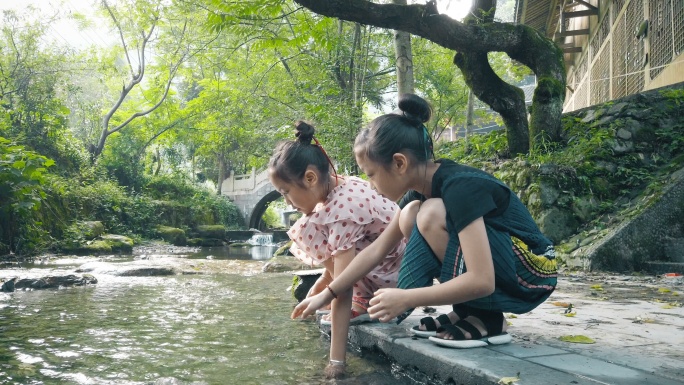 两个女孩在河边玩耍