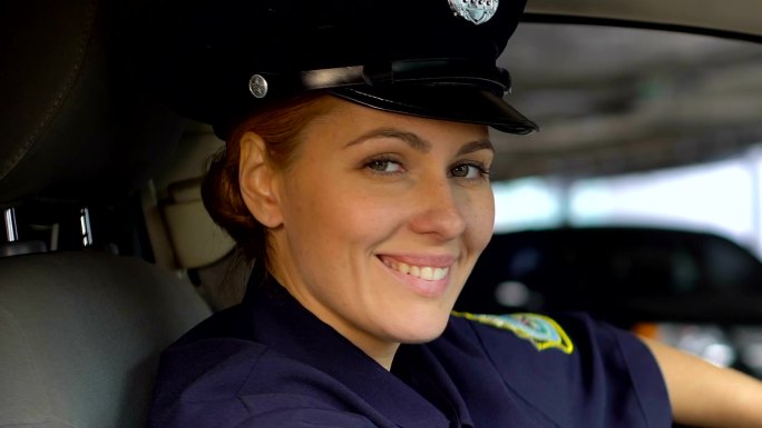 友好的女警察微笑着看着摄像机