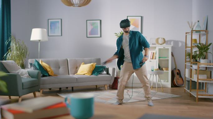 体验VR的男人家居生活眼镜现代化