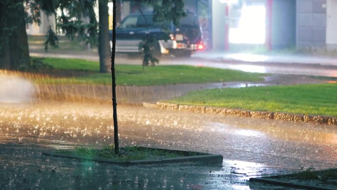 城市街道上倾盆大雨