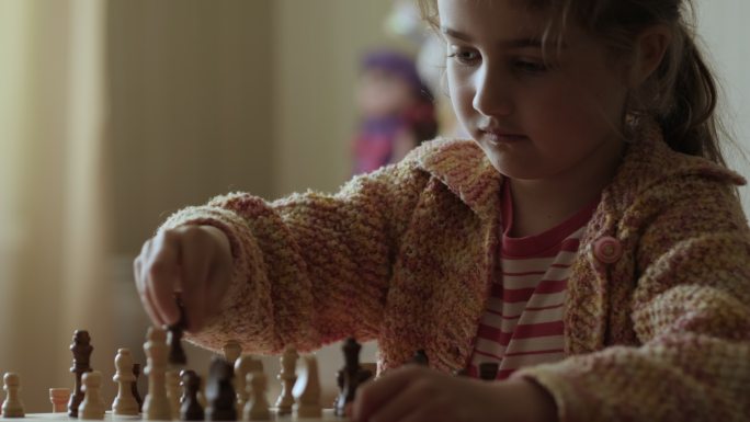聪明的小女孩在下棋