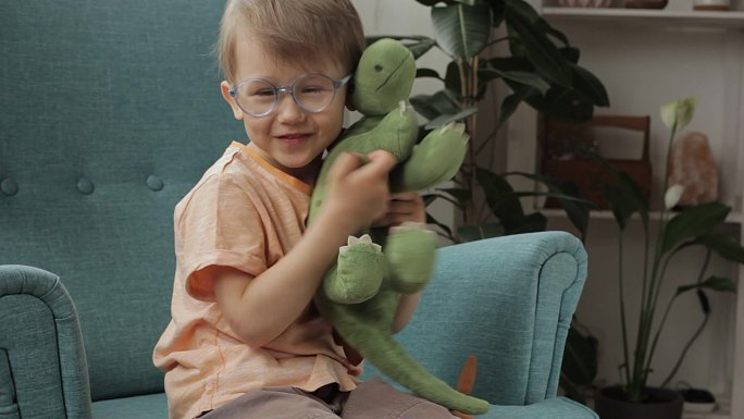 抱着恐龙的小男孩儿童玩具小恐龙玩偶童真