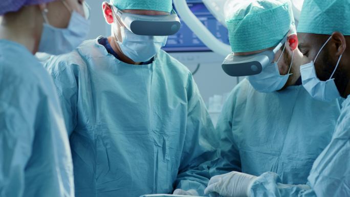 外科医生戴着增强现实眼镜进行最先进的手术