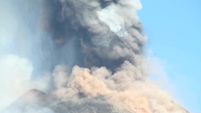 火山爆发浓烟滚滚喷烟气体
