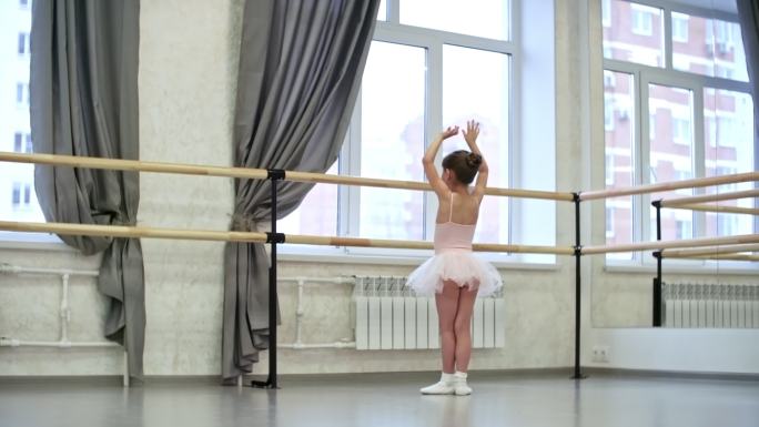勤奋的女孩练习芭蕾舞