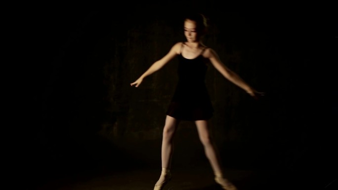 女芭蕾舞演员黑色背景兴趣爱好优雅柔美