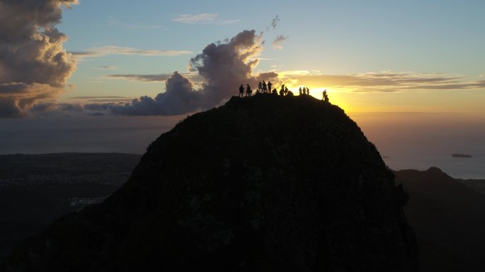 一群人站在山顶观夕阳的剪影素材